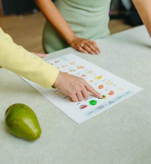 nutricionista explicando carta de comida