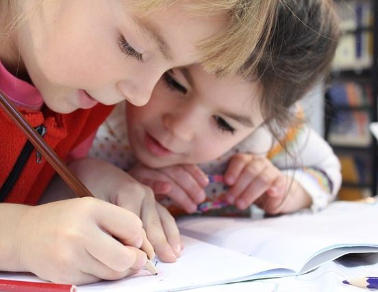 niños escribiendo