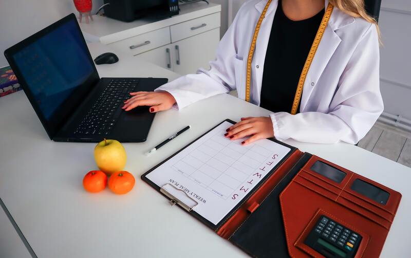 nutricionista atendiendo